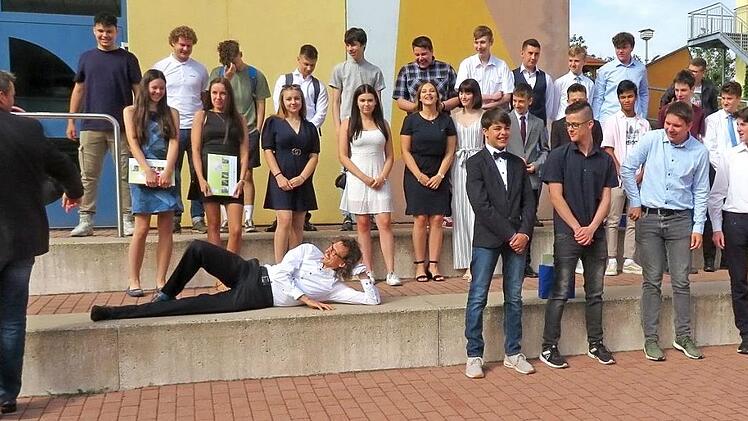 Spaß muss sein, dachte sich wohl Lehrer Andreas Herbst und legte sich vor dem offiziellen Foto mit seiner 10a schon mal quer. Fotos: Monika Schütz