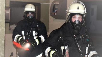 Die Atemschutzgeräteträger rückten in das eingenebelte Gebäude vor.    Foto: Sebastian Weber