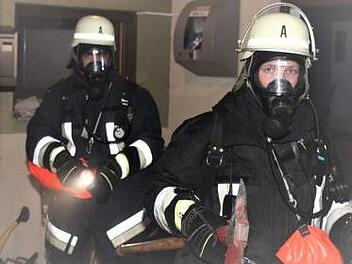 Die Atemschutzgeräteträger rückten in das eingenebelte Gebäude vor.    Foto: Sebastian Weber