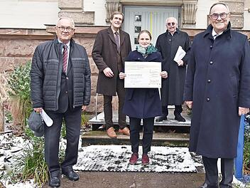 Die Spende finanziert ihre Forschungsstelle in der Erlanger Virologie: Doktorandin Sigrun Häge bei der Scheckübergabe mit (v. l.) Wilhelm Polster, Manfred Marschall, Werner Daniel, Vorstandsvorsitzender der Forschungsstiftung Medizin, und Klaus Teichmann.