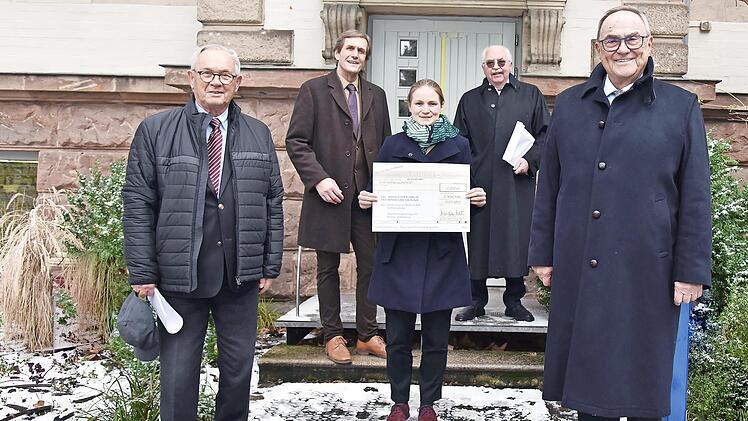 Die Spende finanziert ihre Forschungsstelle in der Erlanger Virologie: Doktorandin Sigrun Häge bei der Scheckübergabe mit (v. l.) Wilhelm Polster, Manfred Marschall, Werner Daniel, Vorstandsvorsitzender der Forschungsstiftung Medizin, und Klaus Teichmann.