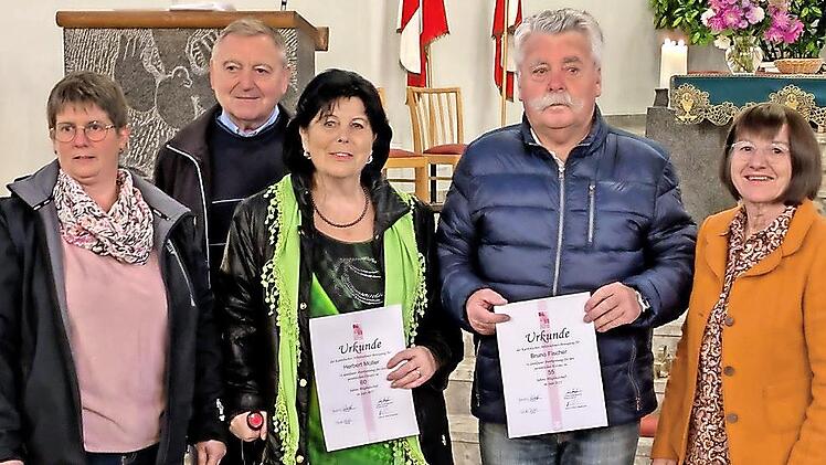 Im Bild zu sehen sind (v.l.) KAB-Vorsitzende Yvonne Wietasch, Pfarrvikar Norbert Lang, Brunni M&uuml;ller, Bruno Fischer und C. Zenk.