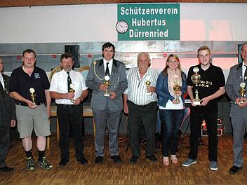 Die Vereinsvertreter und Gewinner der Pokale. Von links Schützenmeister Manfred Schramm, Timo Böhm aus Eckartshausen, Werner Höhn von der SK Heuberg, Sebastian Denninger aus Junkersdorf, Otto Jahrsdorfer aus Autenhausen, Sonja Schmidt und Peter Hellmuth, Ditterswind und Maximilian Rau, Scheuerfeld.Foto: Schmidt