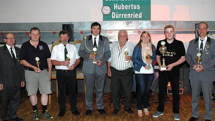 Die Vereinsvertreter und Gewinner der Pokale. Von links Schützenmeister Manfred Schramm, Timo Böhm aus Eckartshausen, Werner Höhn von der SK Heuberg, Sebastian Denninger aus Junkersdorf, Otto Jahrsdorfer aus Autenhausen, Sonja Schmidt und Peter Hellmuth, Ditterswind und Maximilian Rau, Scheuerfeld.Foto: Schmidt