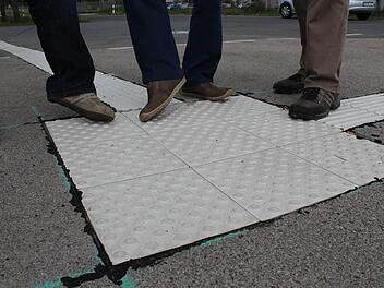 An den Fußsohlen spürt man die Bodenindikatoren, die Blinden den Weg weisen. Foto: Andreas Dorsch