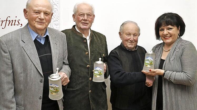 Mit dem Ehrenkrug des Obst- und Gartenbauvereines Reiterswiesen zeichnete die Vorsitzende Hildegard Alefeld (von links) Ewald Kiesel, Konrad Röder, Albert Kiesel und in Abwesenheit Arthur Kiesel für sechs Jahrzehnte Engagement und Vereinstreue aus.  Foto: Peter Klopf