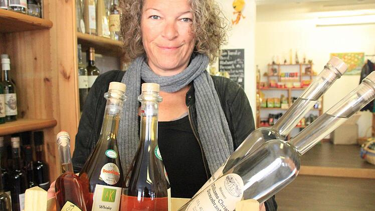 Sonja Johannes führt im Regionladen in Münnerstadt eine breite Palette regionaler Edelbrände und Liköre. Foto: Beudert