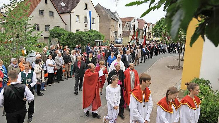 Erzbischof, Pfarrer und Ehrengäste ziehen in die Kirche ein.   Fotos: Renate Neubecker