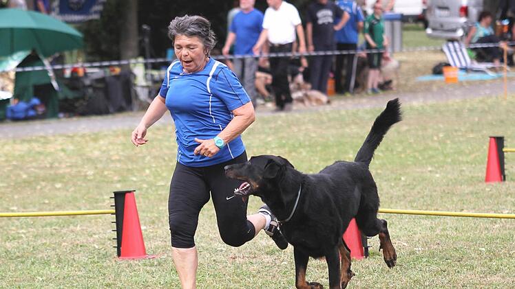 Sieglinde Rünagel zusammen mit "Anakin" beim Hürdenlauf.