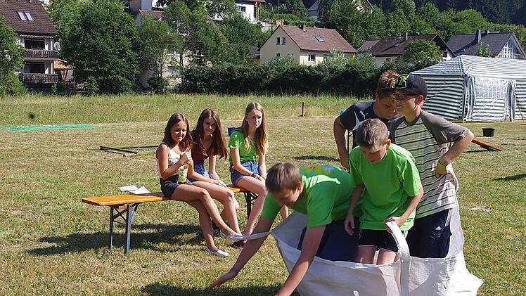 "Minis" in Action beim Riesen-Sackhüpfen.  Foto: Heike Schülein