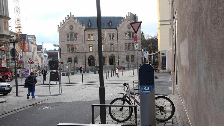 Die vorhandene Ladesäule für Fahrräder an der Unteren Anlage. Für Autos reicht die Leistung aber nicht aus. Foto: Simone Bastian