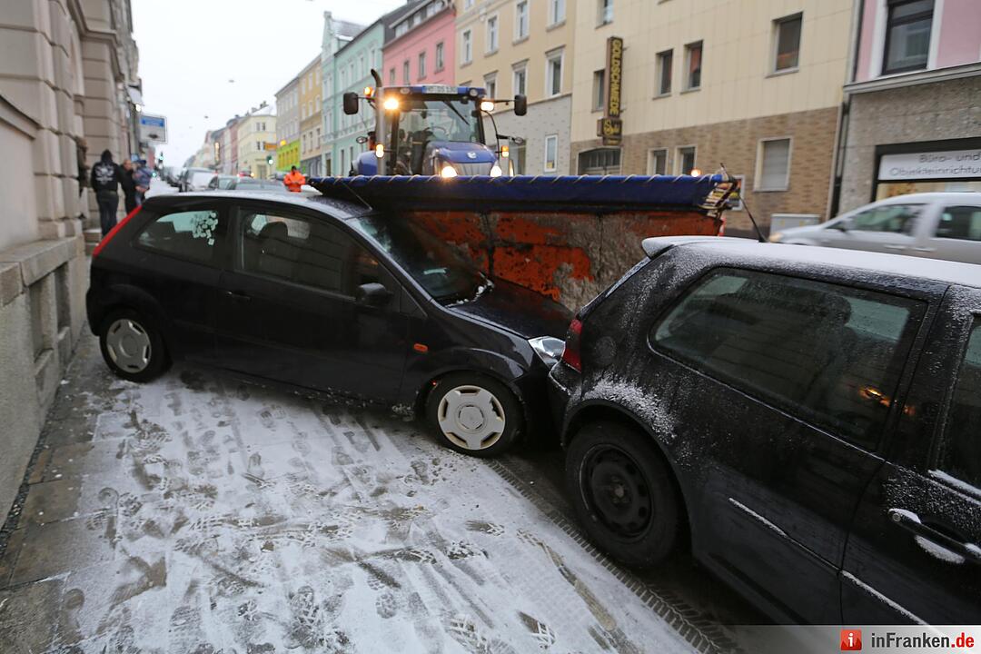Hof: Schneepflug rammt geparkte Autos