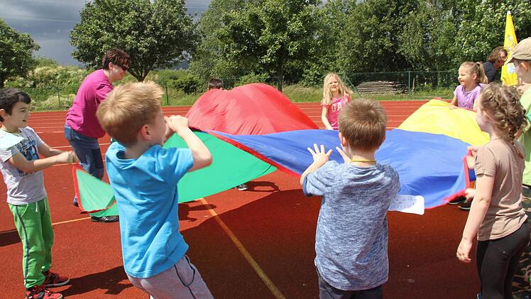 Lustig ging es auch am Schwungtuch zu.