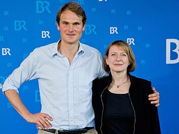 Die Schauspieler Dagmar Manzel (als Hauptkommissarin Paula Ringelhahn) und Fabian Hinrichs (als Hauptkommissar Felix Voss) posieren am Rande einer Pressekonferenz zum Franken-"Tatort". Foto: Daniel Karmann/dpa