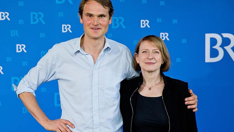 Die Schauspieler Dagmar Manzel (als Hauptkommissarin Paula Ringelhahn) und Fabian Hinrichs (als Hauptkommissar Felix Voss) posieren am Rande einer Pressekonferenz zum Franken-"Tatort". Foto: Daniel Karmann/dpa