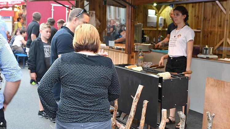In Ebern mittlerweile beliebt: die Baumstriezel. Foto: Ronald Rinklef