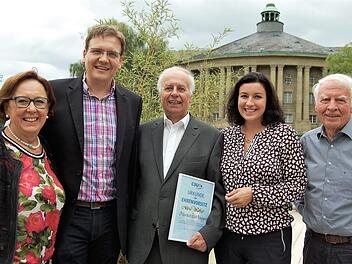 Ehrenvorsitzender Alfred Wacker (76, Mitte) mit (von links) der Bezirksrätin Karin Renner, dem CSU-Ortsvorsitzenden Steffen Hörtler, der Parlamentarischen Staatssekretärin Dorothee Bär und dem Vorsitzenden der CSU-Seniorenunion Eberhard Gräf. Foto: Sigismund von Dobschütz