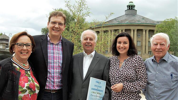 Ehrenvorsitzender Alfred Wacker (76, Mitte) mit (von links) der Bezirksrätin Karin Renner, dem CSU-Ortsvorsitzenden Steffen Hörtler, der Parlamentarischen Staatssekretärin Dorothee Bär und dem Vorsitzenden der CSU-Seniorenunion Eberhard Gräf. Foto: Sigismund von Dobschütz