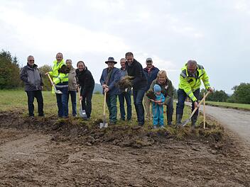 Los geht's - mit dem ersten Spatenstich für das neue Baugebiet (von links): Ulrich Leicht, Günter Bennning, Herbert Krug, Kai Schuberth, Heinz Pommer, Marco Steiner, Rolf Wohlleben, Gisela Böhnel mit dem dreijährigen Anlieger Willi und Michael Eckardt.Rainer Lutz