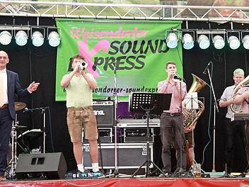 Den obligatorische Marsch beim Frühschoppen in Weisendorf dirigierte im Festzelt Bürgermeister Heinrich Süß (links). Foto: Richard Sänger