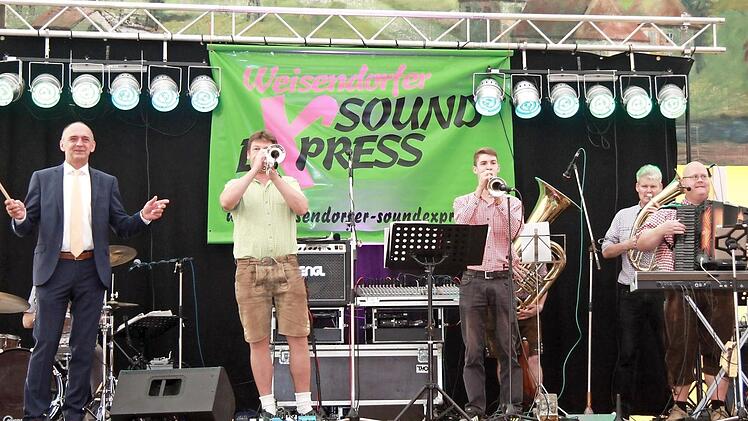 Den obligatorische Marsch beim Frühschoppen in Weisendorf dirigierte im Festzelt Bürgermeister Heinrich Süß (links). Foto: Richard Sänger