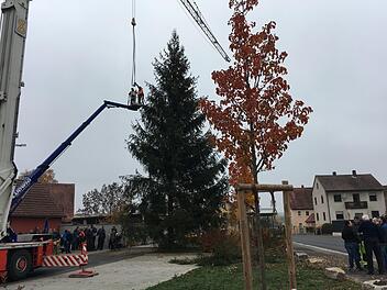 Ein mobiler  Baukran  war erforderlich, um in Mönchherrnsdorfs Ortsmitte den Weihnachtsbaum aufzustellen. Foto: Anette Schreiber
