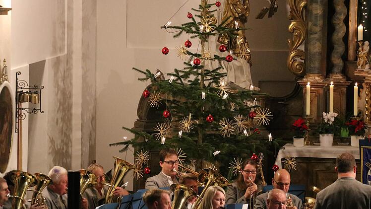 Die Oberbacher Blaskapelle startete mit "Concerto d‘amore" in das diesjährige Weihnachtskonzert. Foto: Sebastian Schmitt