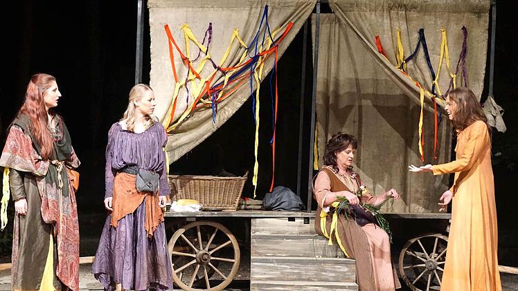 Marie (Sabrina Schmidt, rechts) erzählt den Wanderhuren von ihrer Vergewaltigung und Vertreibung aus Konstanz. Wolfgang Schoberth