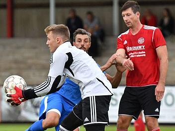 Im Lichtenfelser Stadtderby nimmt FC-Torwart Jan Hetzel den Ball auf, bevor DJK-St&uuml;rmer Hakan Bozkaya zu einer aussichtsreichen Chance kommt.  Foto: Gunther Czepera