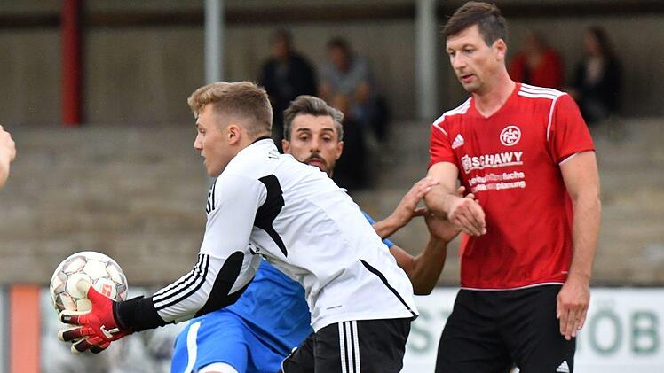 Im Lichtenfelser Stadtderby nimmt FC-Torwart Jan Hetzel den Ball auf, bevor DJK-St&uuml;rmer Hakan Bozkaya zu einer aussichtsreichen Chance kommt.  Foto: Gunther Czepera