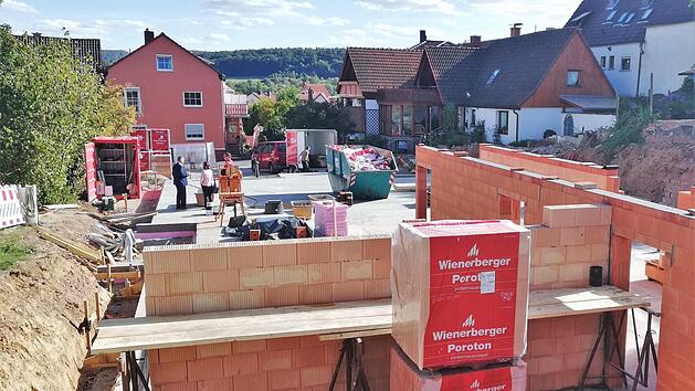 Die ersten Mauern für die neue Tagespflege- und Sozialstation der Caritas stehen schon. Fotos: Sigismund von Dobschütz