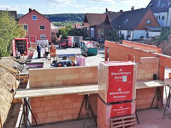 Die ersten Mauern für die neue Tagespflege- und Sozialstation der Caritas stehen schon. Fotos: Sigismund von Dobschütz