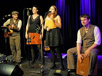 Die Band "Famos" machte dem Publikum in der Haßfurter Rathaushalle ein besonderes Geschenk: So gab Helen Schmitt, die Tochter von Stephan Schmitt, ihren Einstand in der Band. Im Bild: Stephan Schmitt, Conny Morath, Helen Schmitt und Basti Landsleitner (von links)  Ulrike Langer