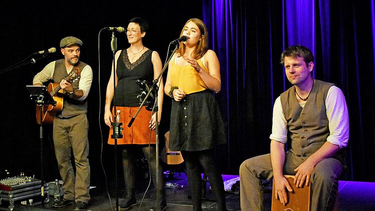 Die Band "Famos" machte dem Publikum in der Haßfurter Rathaushalle ein besonderes Geschenk: So gab Helen Schmitt, die Tochter von Stephan Schmitt, ihren Einstand in der Band. Im Bild: Stephan Schmitt, Conny Morath, Helen Schmitt und Basti Landsleitner (von links)  Ulrike Langer