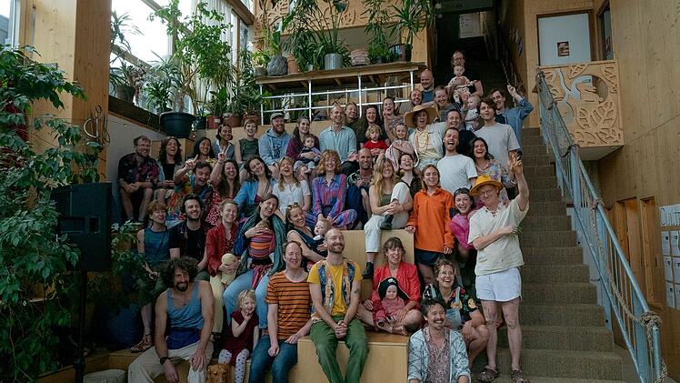 Die Bewohner feiern den zweiten Geburtstag ihrer Wohnkooperative "De Warren" in Amsterdam.