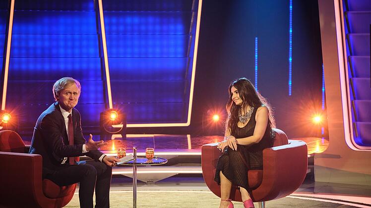 In ihren Träumen ist Nelly (Bayan Layla) ein Star. Ihre Visionen zeigen sie als erfolgreiche Sängerin, die der Moderator (Pierre M. Krause) begeistert in seiner Show präsentiert.