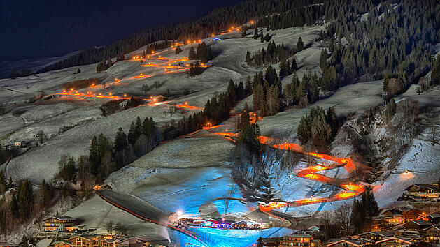 Saalbach bei Nacht, Skipiste, Flutlicht