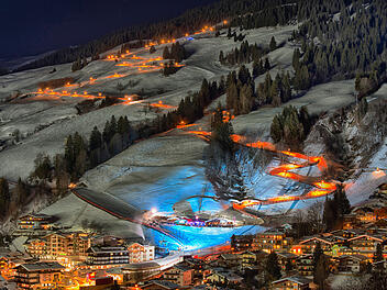 Saalbach bei Nacht, Skipiste, Flutlicht
