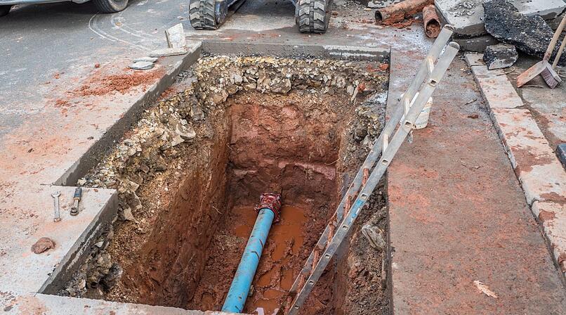 Wasserrohrbruch, Wasserleitung, Wasserrohr, Rohrbuch, Baustelle, Bauarbeiten, Stra&szlig;e