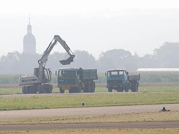 Die Arbeiten am Flughafen in Haßfurt sind bereits im Gange. Im Hintergrund: Augsfeld