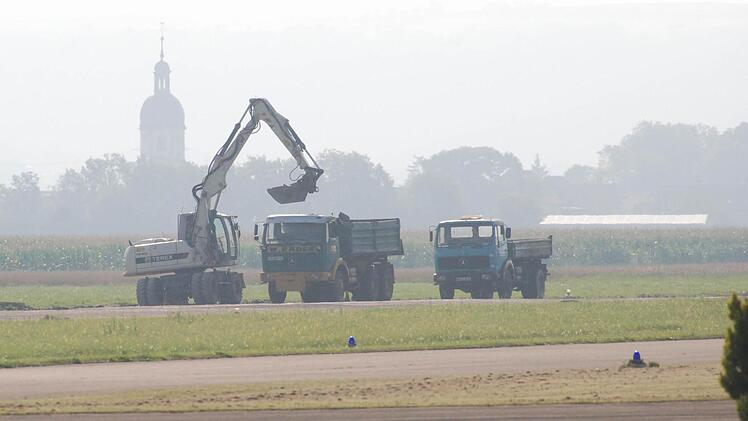 Die Arbeiten am Flughafen in Haßfurt sind bereits im Gange. Im Hintergrund: Augsfeld