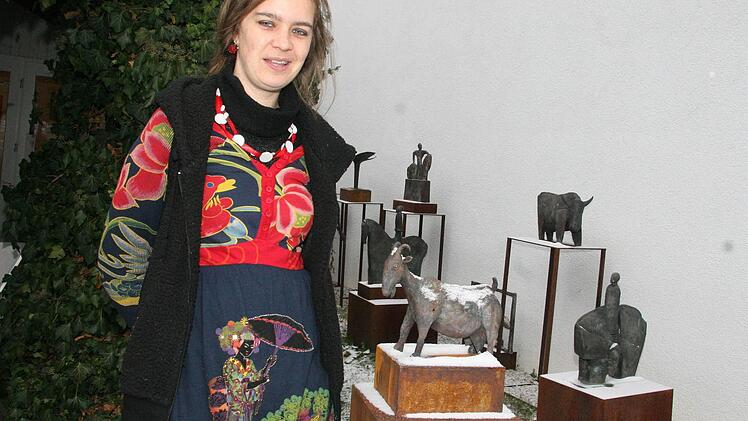 "Auf dem Rücken der Ziege liegt Schnee", freut sich Julia Tittmann bei der Ausstellungseröffnung.