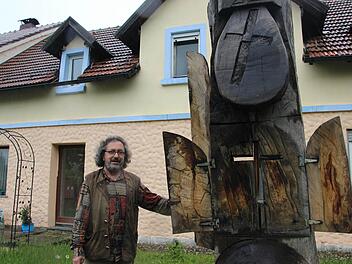 Das Haus von Cristian Ianza ist schon von Weitem zu erkennen. Im Vorgarten steht eine seiner Holzskulpturen, die er beim internationalen Kunstprojekt "HolzArt" angefertigt hat.  Fotos: Vanessa Schneider