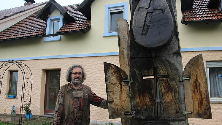 Das Haus von Cristian Ianza ist schon von Weitem zu erkennen. Im Vorgarten steht eine seiner Holzskulpturen, die er beim internationalen Kunstprojekt "HolzArt" angefertigt hat.  Fotos: Vanessa Schneider