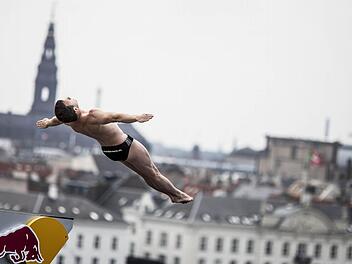 Der Ex-Kulmbacher Christian Wurst - hier beim Red Bull Cliff Diving in Kopenhagen - hat bei der EM der Klippenspinger in der Schweiz knapp eine Medaille verpasst. Foto: Dean Treml/Red Bull Content Pool