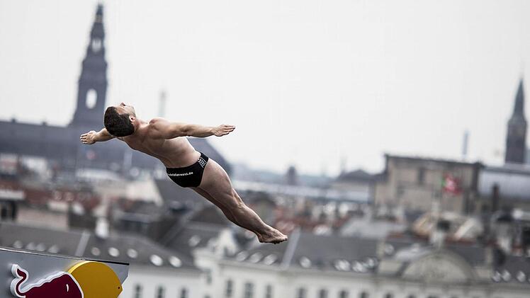 Der Ex-Kulmbacher Christian Wurst - hier beim Red Bull Cliff Diving in Kopenhagen - hat bei der EM der Klippenspinger in der Schweiz knapp eine Medaille verpasst. Foto: Dean Treml/Red Bull Content Pool
