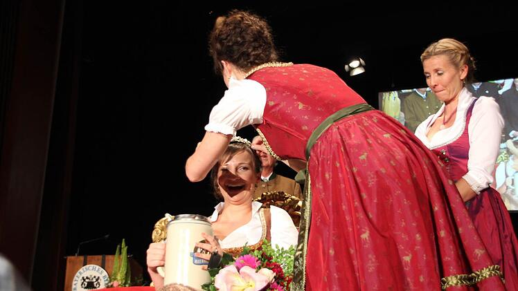 Tina-Christin bekommt von ihrer Vorgängerin Maria Krieger die Krone.