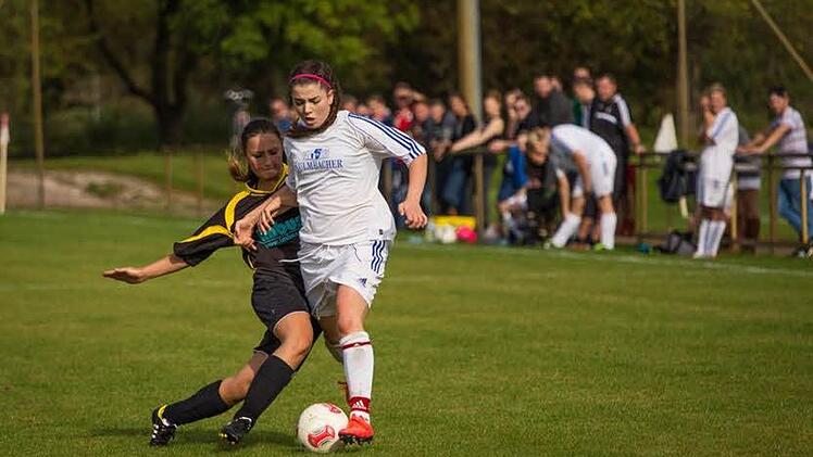 Lea Ehrhardt (re.) gewann dieses Duell und das Derby mit Baiersdorf gegen Möhrendorf. Fotos: privat