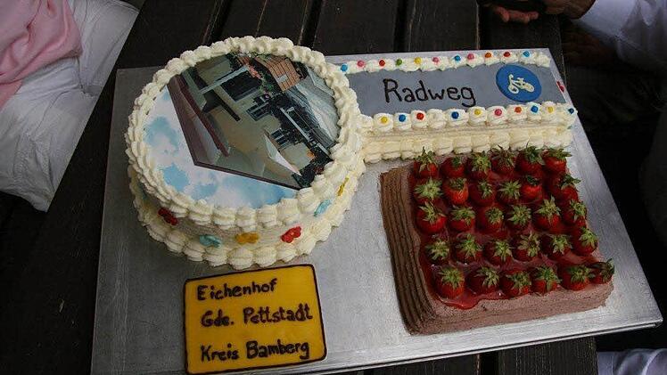 Heidi Kaiser von der "Erlebnisernte" in Eichenhof hatte eigens eine Radweg-Torte gebacken.  Foto: Werner Baier