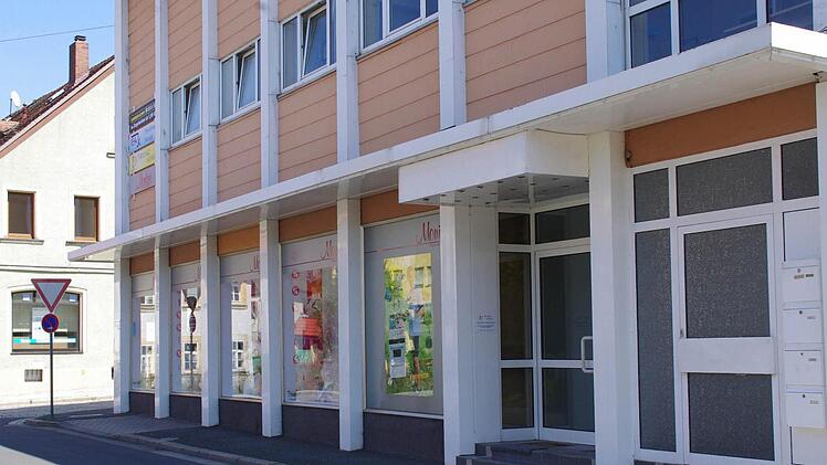 Schlecker zum Vierten: Nur einige Hundert Meter entfernt vom Schlecker-Markt in der Knoch-Gasse war ein weiterer Laden der Drogeriekette in der Mangstra&szlig;e angesiedelt, wo zuvor einmal ein Getr&auml;nkemarkt untergebracht war. Inzwischen herrscht wieder Gesch&auml;ftsbetrieb in diesen R&auml;umen. Statt Limo oder Duschgel gibt es dort heute Unterw&auml;sche zu kaufen. Foto: Marco Mei&szlig;ner